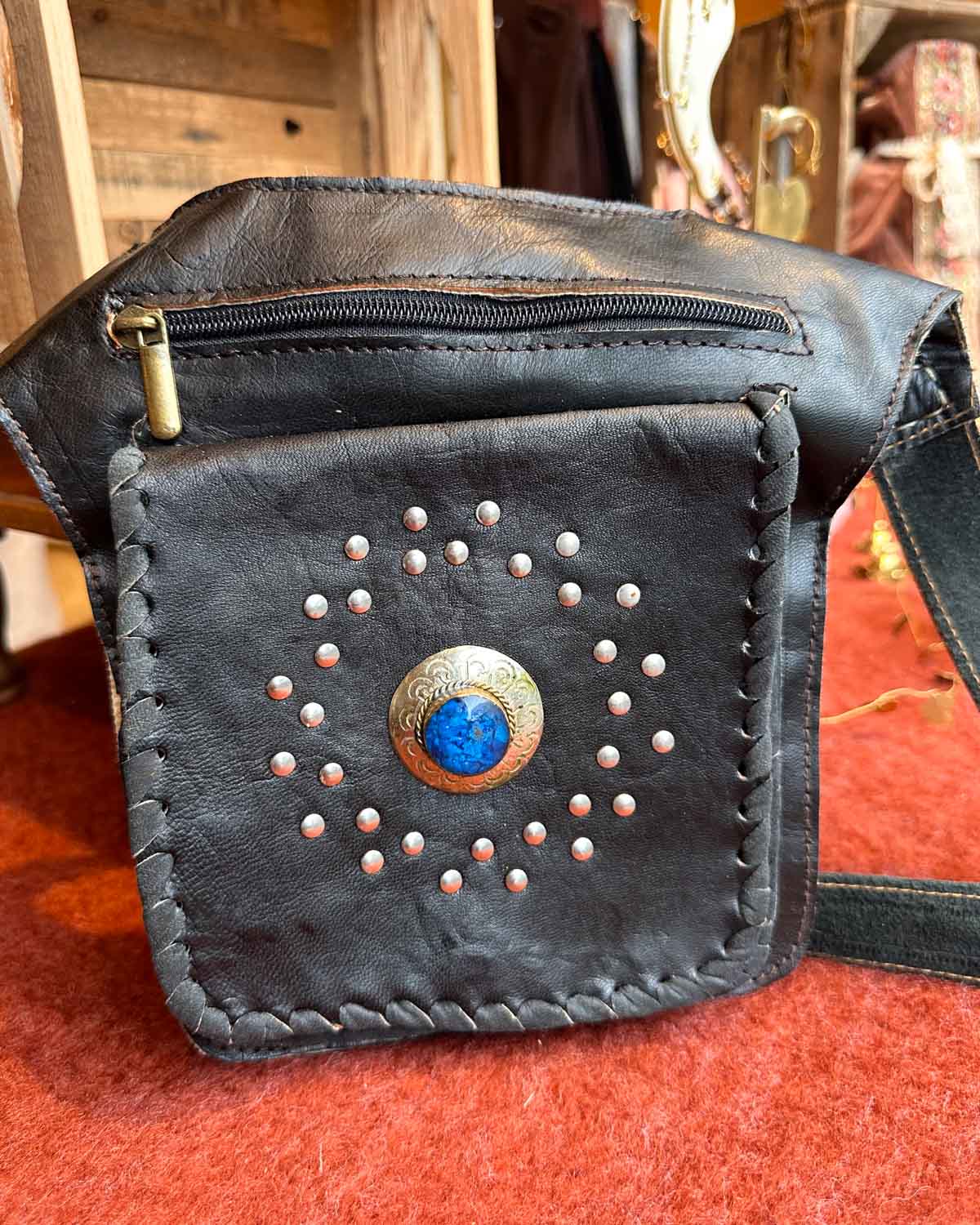 Handgemaakte leren heuptas Althea – voorkant met steen en klinknagels