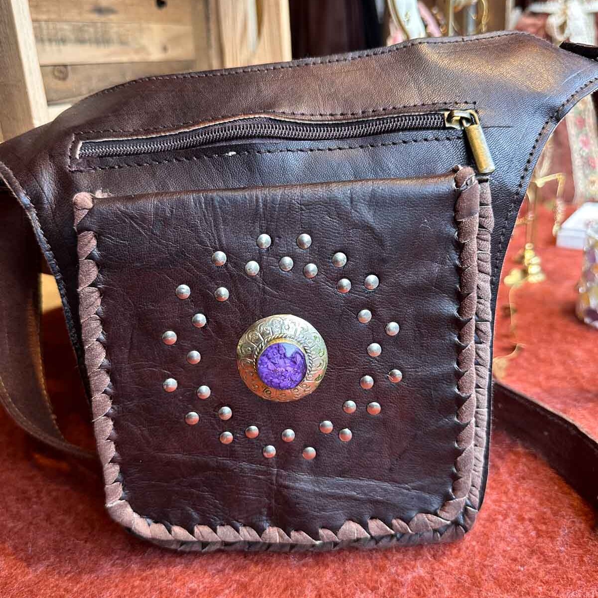 Donkerbruine leren heuptas Althea – voorkant met paarse steen