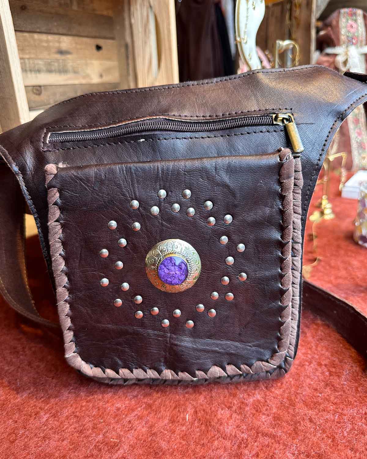 Donkerbruine leren heuptas Althea – voorkant met paarse steen