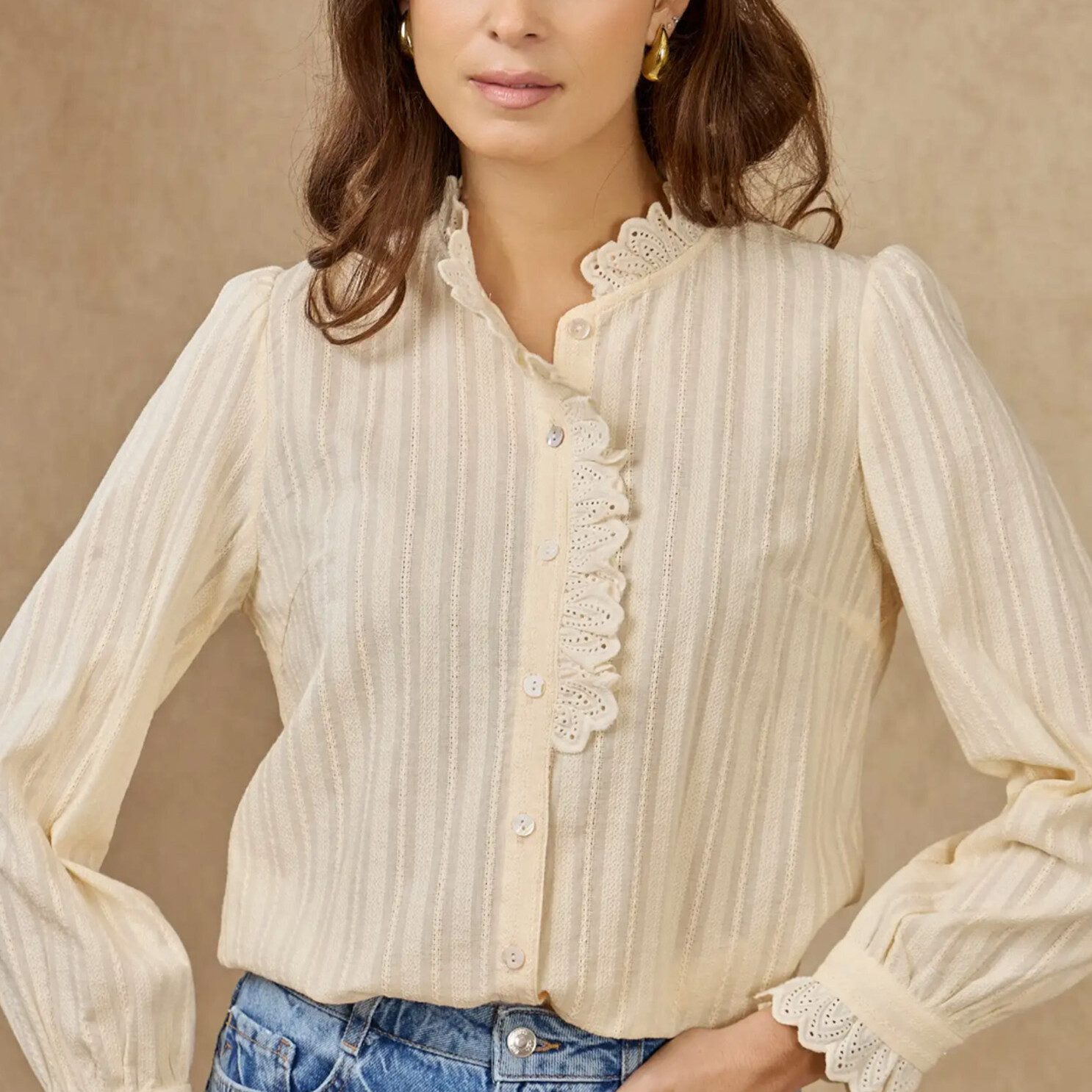 Beige katoenen blouse Soline – vooraanzicht met broderie anglaise