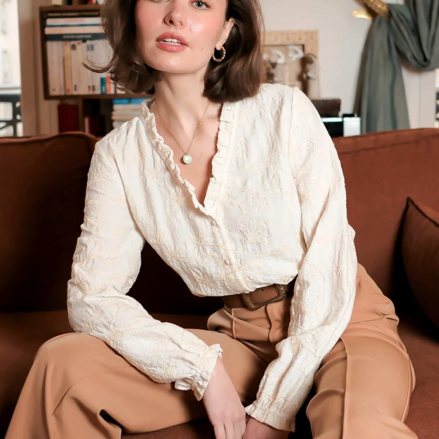 Witte blouse Élodie – vooraanzicht met broderie details