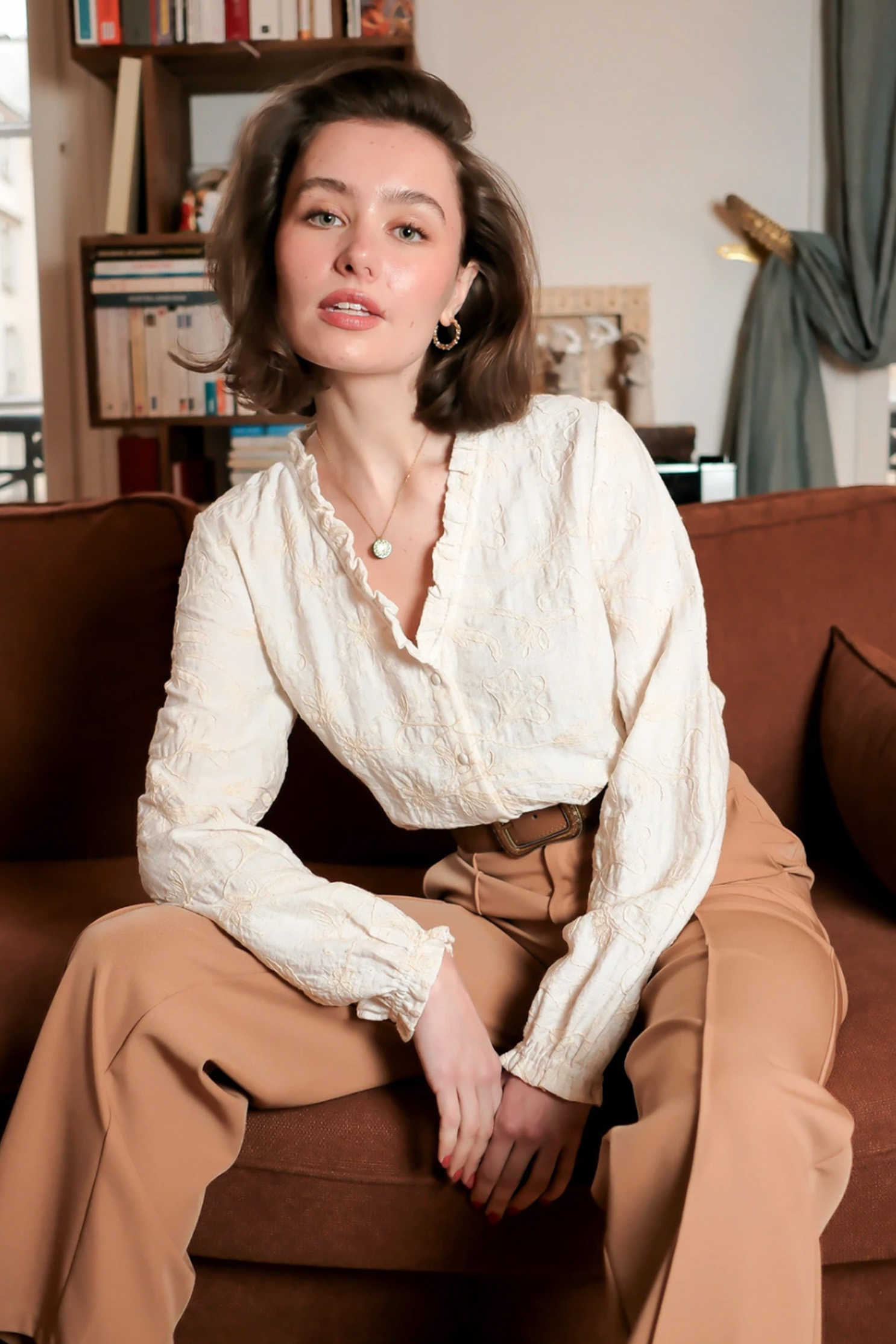 Witte blouse Élodie – vooraanzicht met broderie details