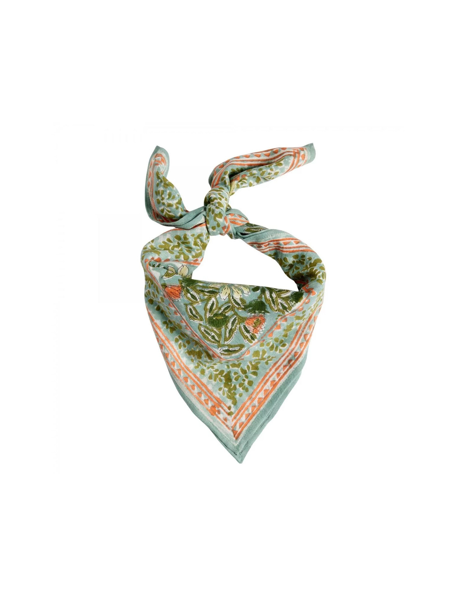 Sjaal Isaline is een elegant katoenen sjaaltje met een verfijnde Indiase bloemenprint in een frisse blauwgroene tint. Gemaakt van 100% katoen, voelt de sjaal zacht en licht aan, ideaal voor het voorjaar en de zomer. Het sjaaltje is veelzijdig te dragen: om je nek, als haaraccessoire of geknoopt aan je tas. De fijne print en luchtige stof maken Isaline een stijlvol statement piece dat moeiteloos bij elke outfit past. Een tijdloos accessoire dat jouw look direct een speelse, boho-chic touch geeft.