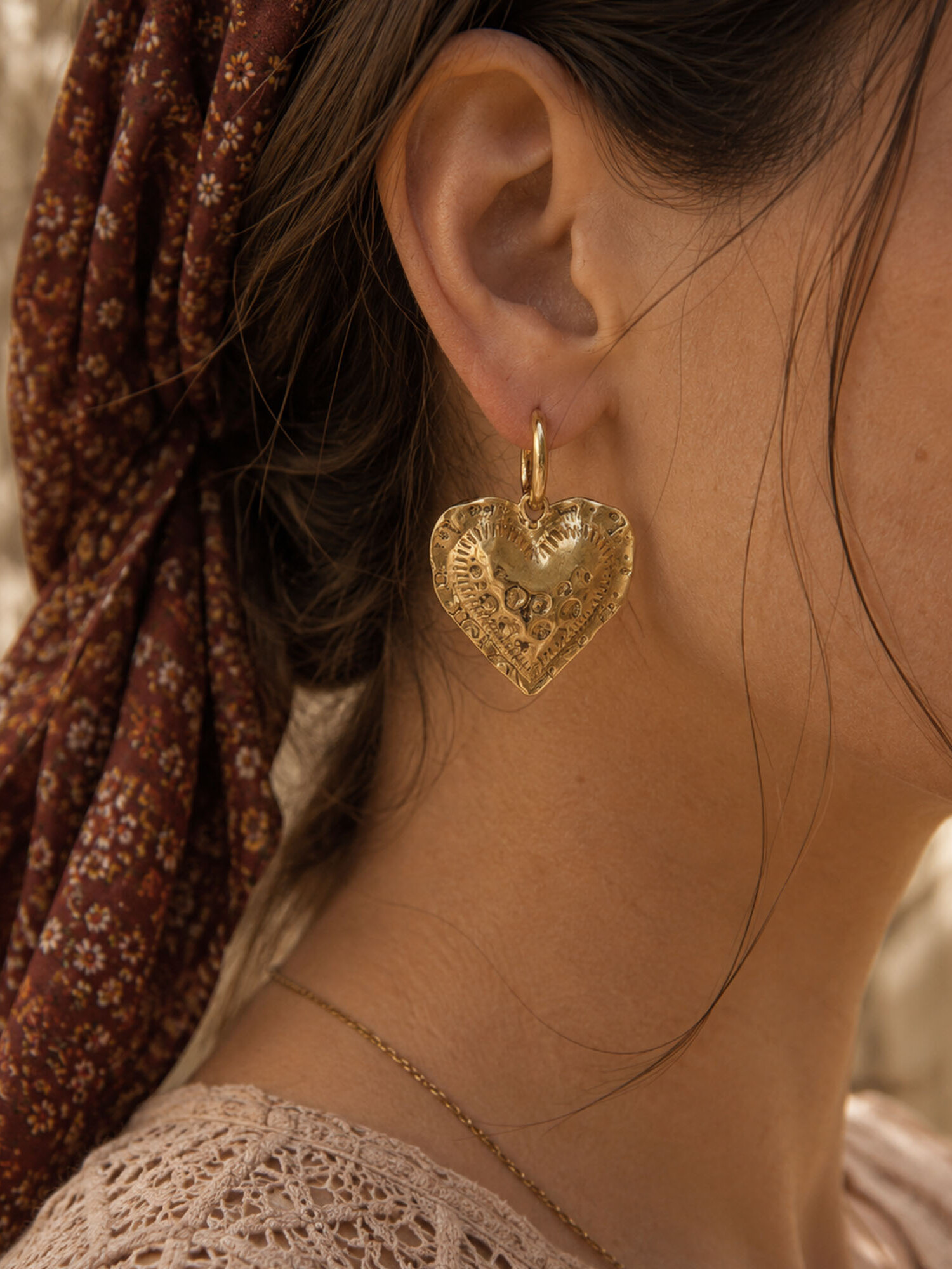 Goudkleurige hartjes oorbellen van stainless steel met een subtiel gehamerd effect. Elegant, vrouwelijk en perfect voor een boho look.