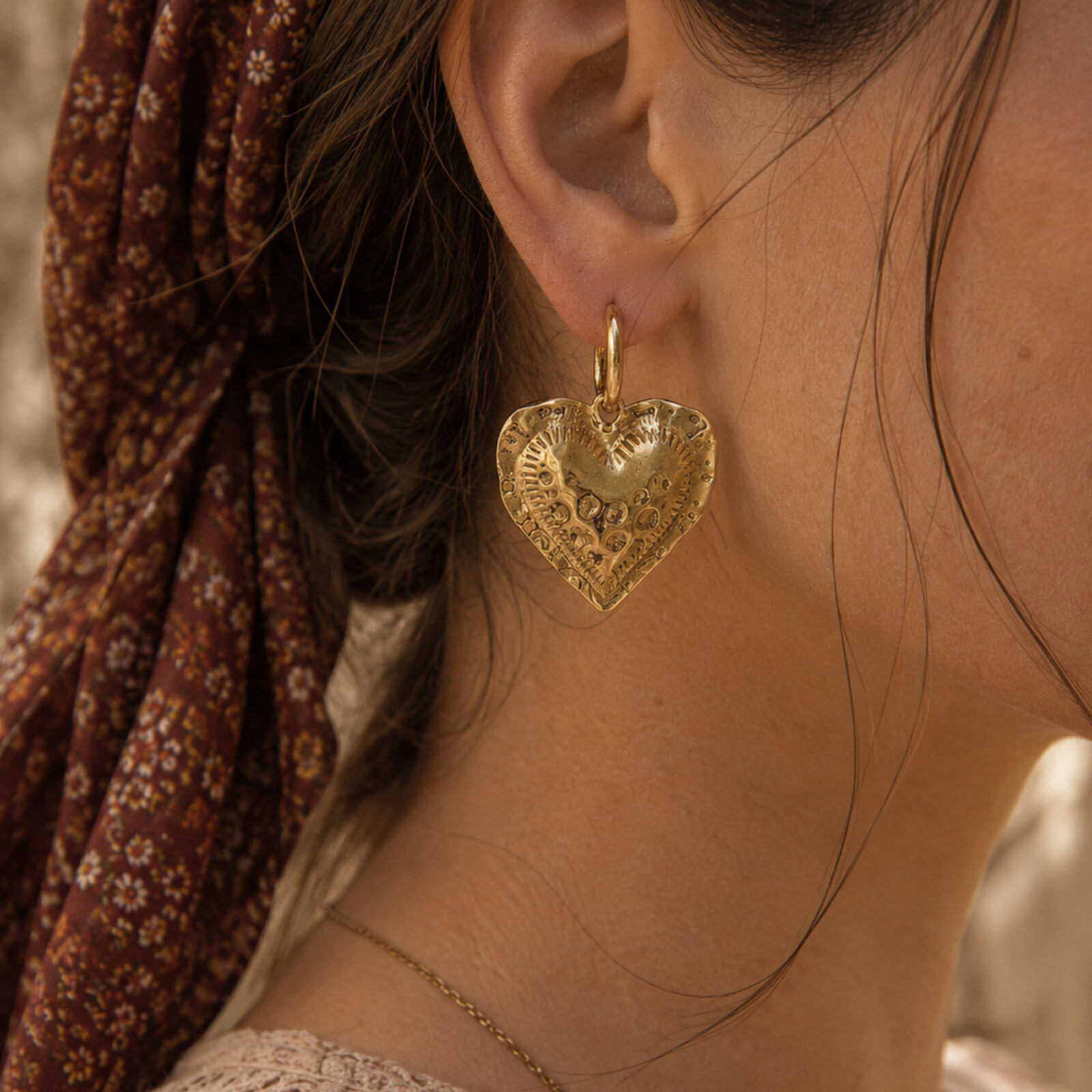 Goudkleurige hartjes oorbellen van stainless steel met een subtiel gehamerd effect. Elegant, vrouwelijk en perfect voor een boho look.