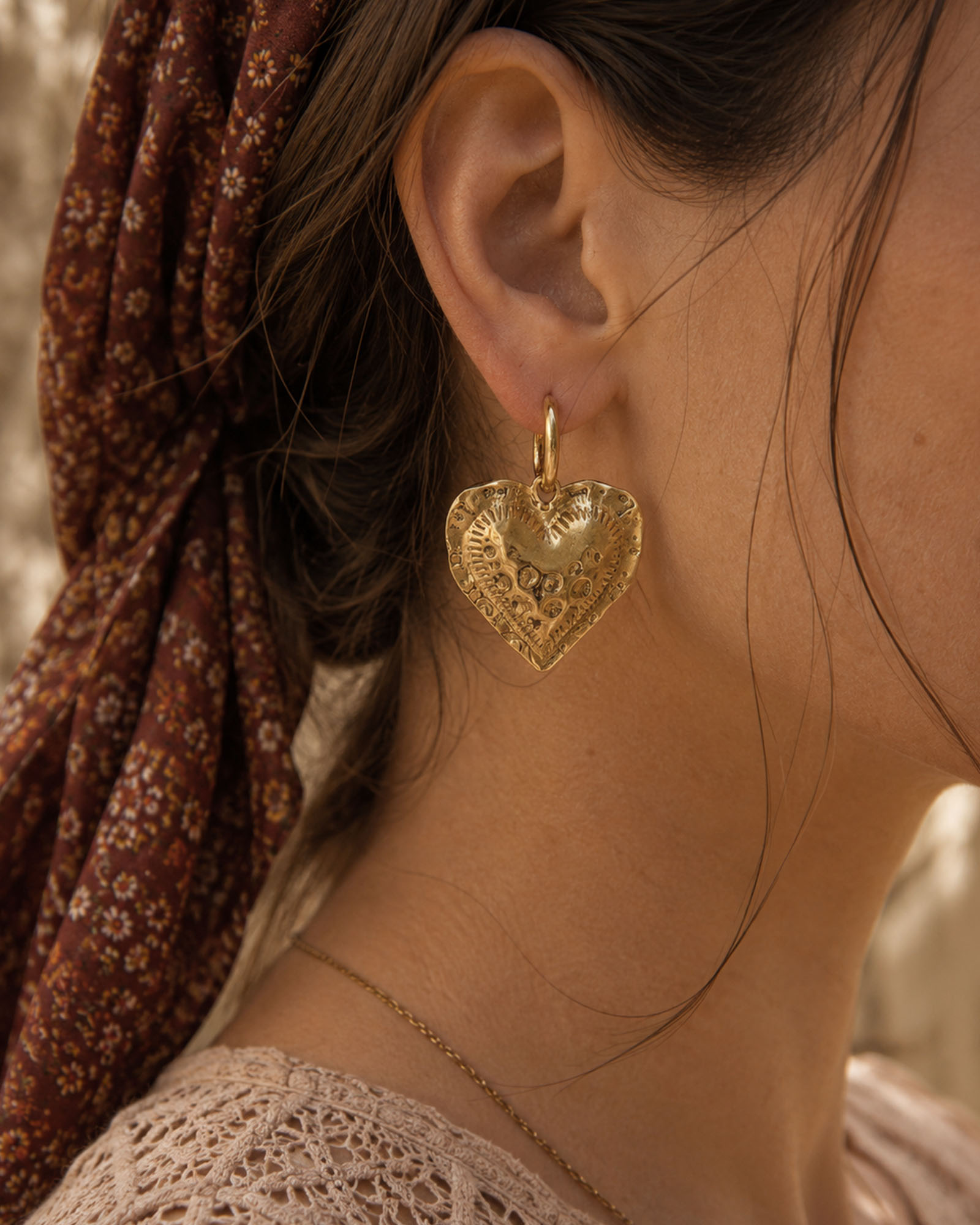 Goudkleurige hartjes oorbellen van stainless steel met een subtiel gehamerd effect. Elegant, vrouwelijk en perfect voor een boho look.