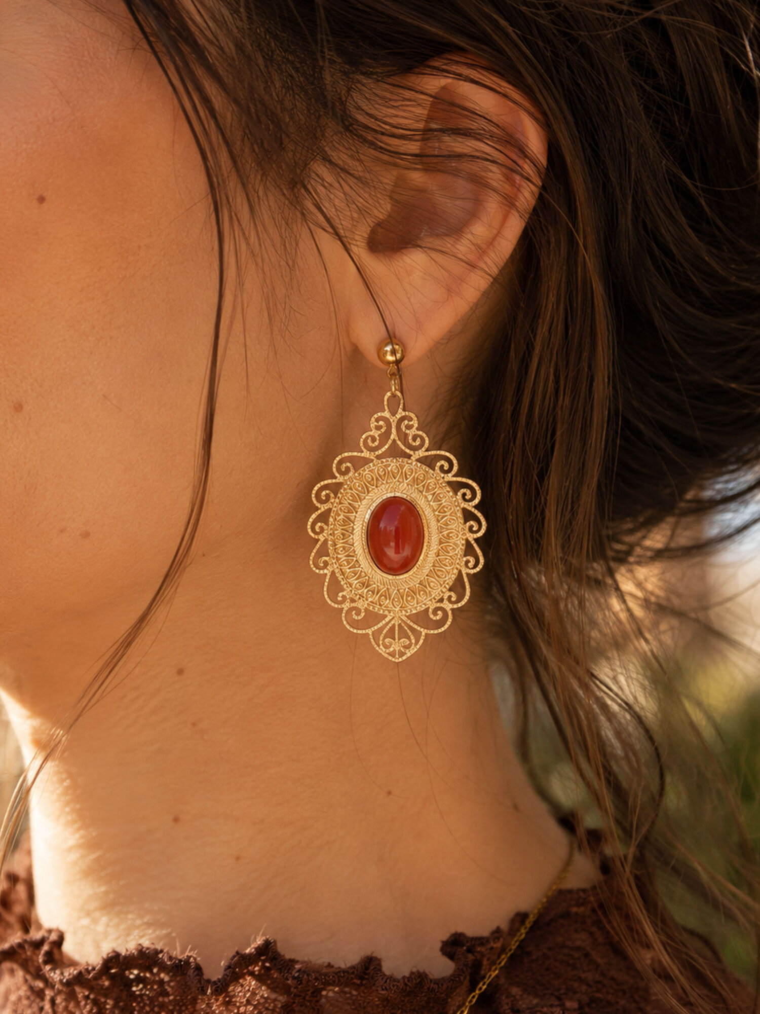 boho oorbellen rode steen goudkleurig