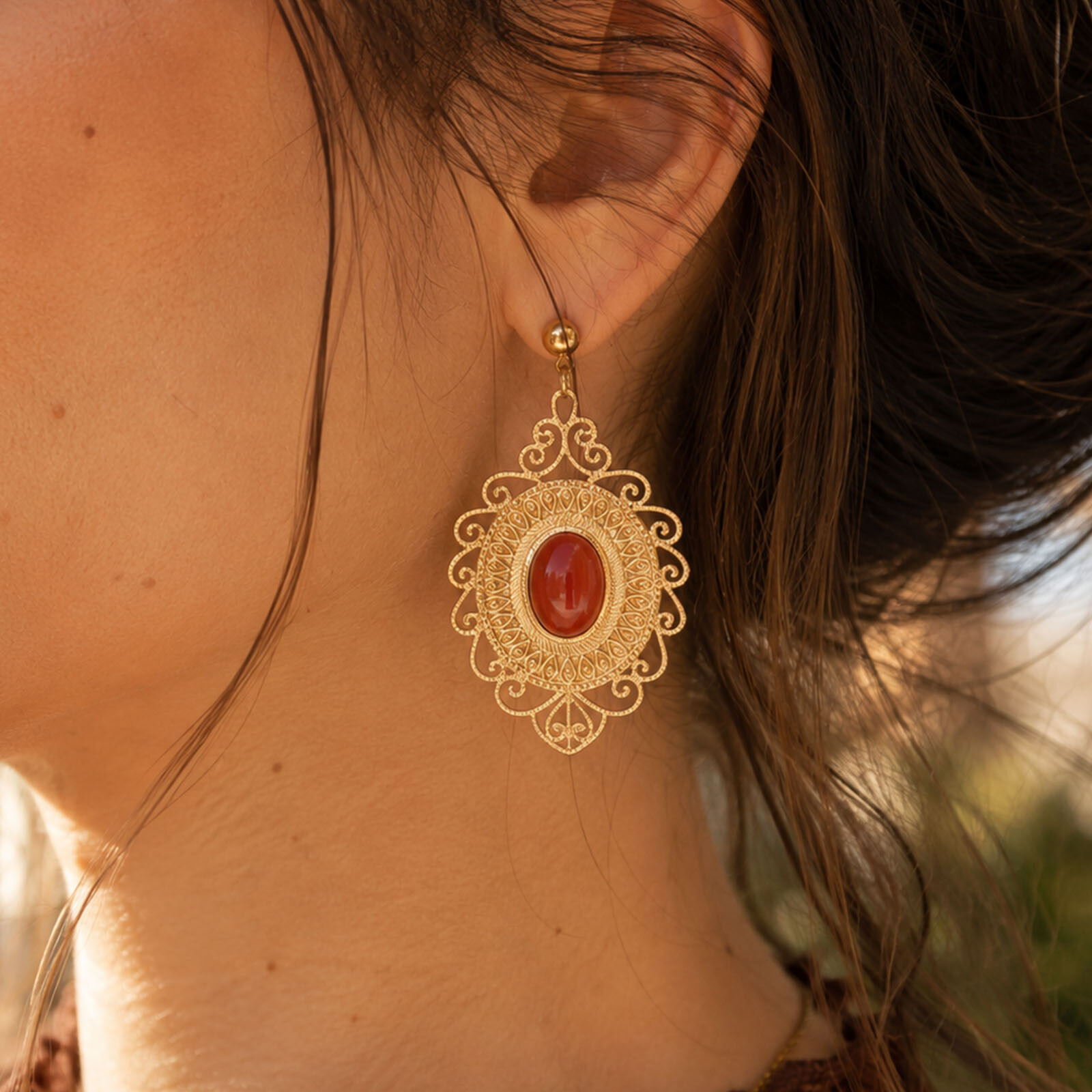 boho oorbellen rode steen goudkleurig