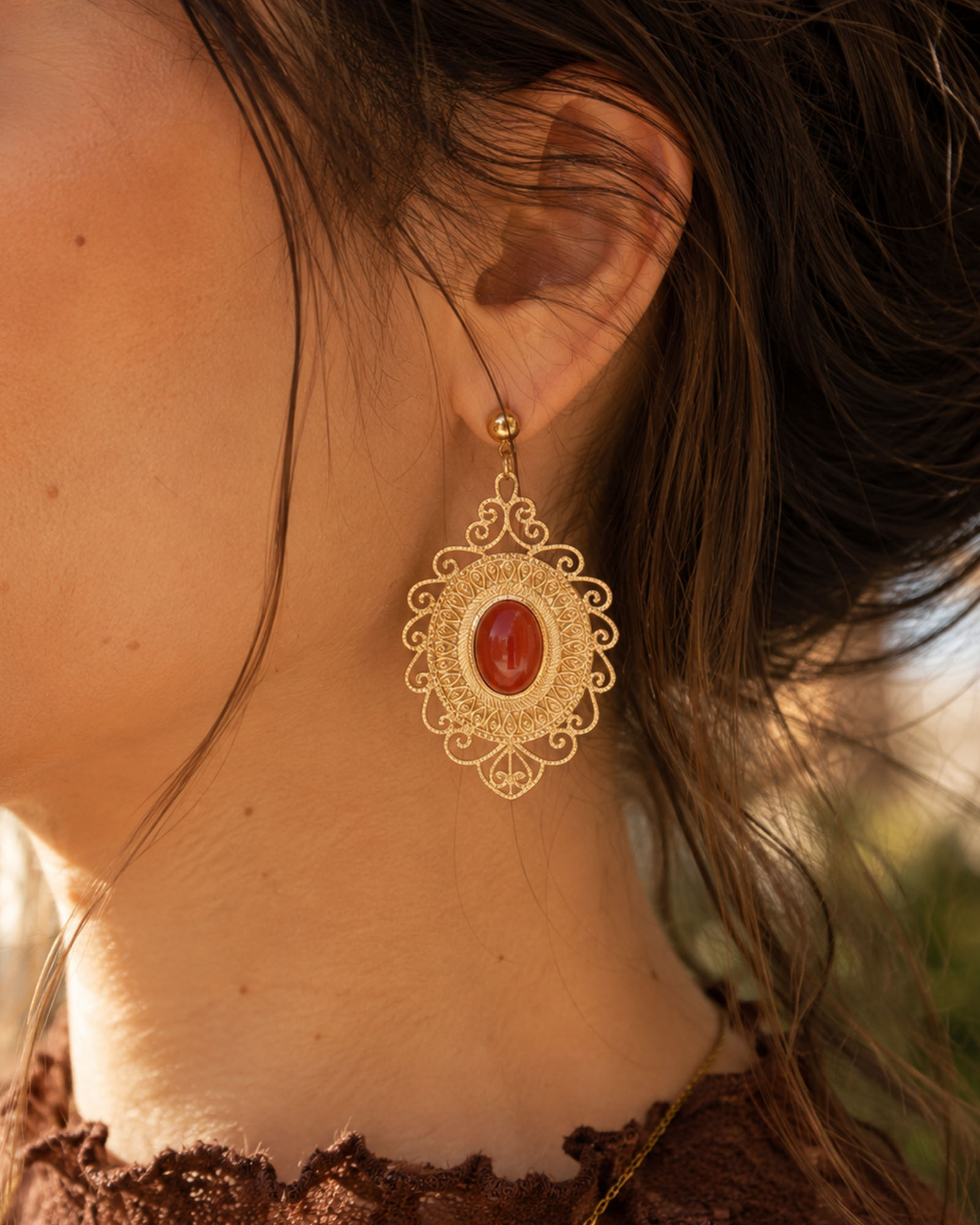 boho oorbellen rode steen goudkleurig
